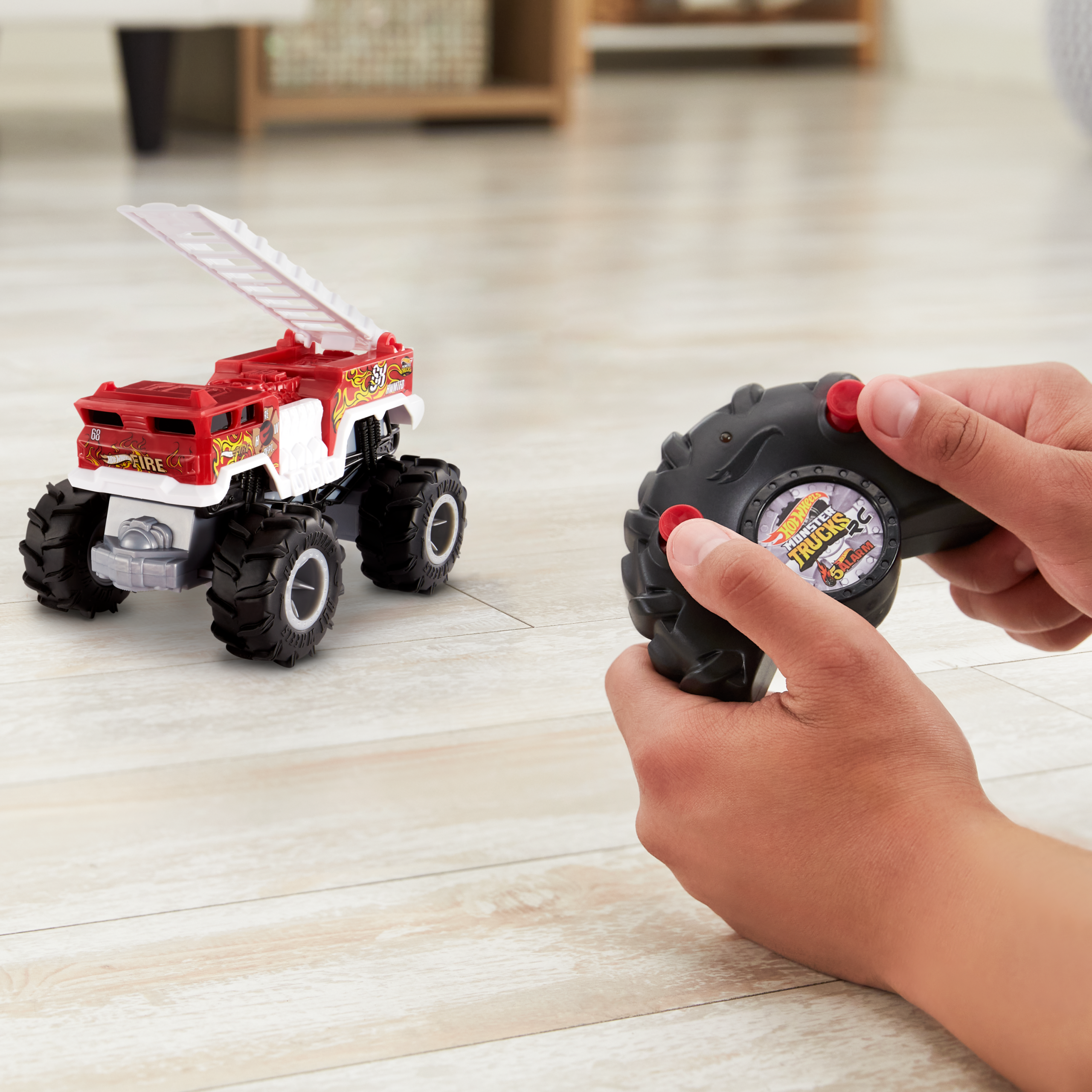 Hot Wheels Monster Trucks 5-Alarm RC in 1:24 Scale. Remote-Control Toy Truck - Image 2