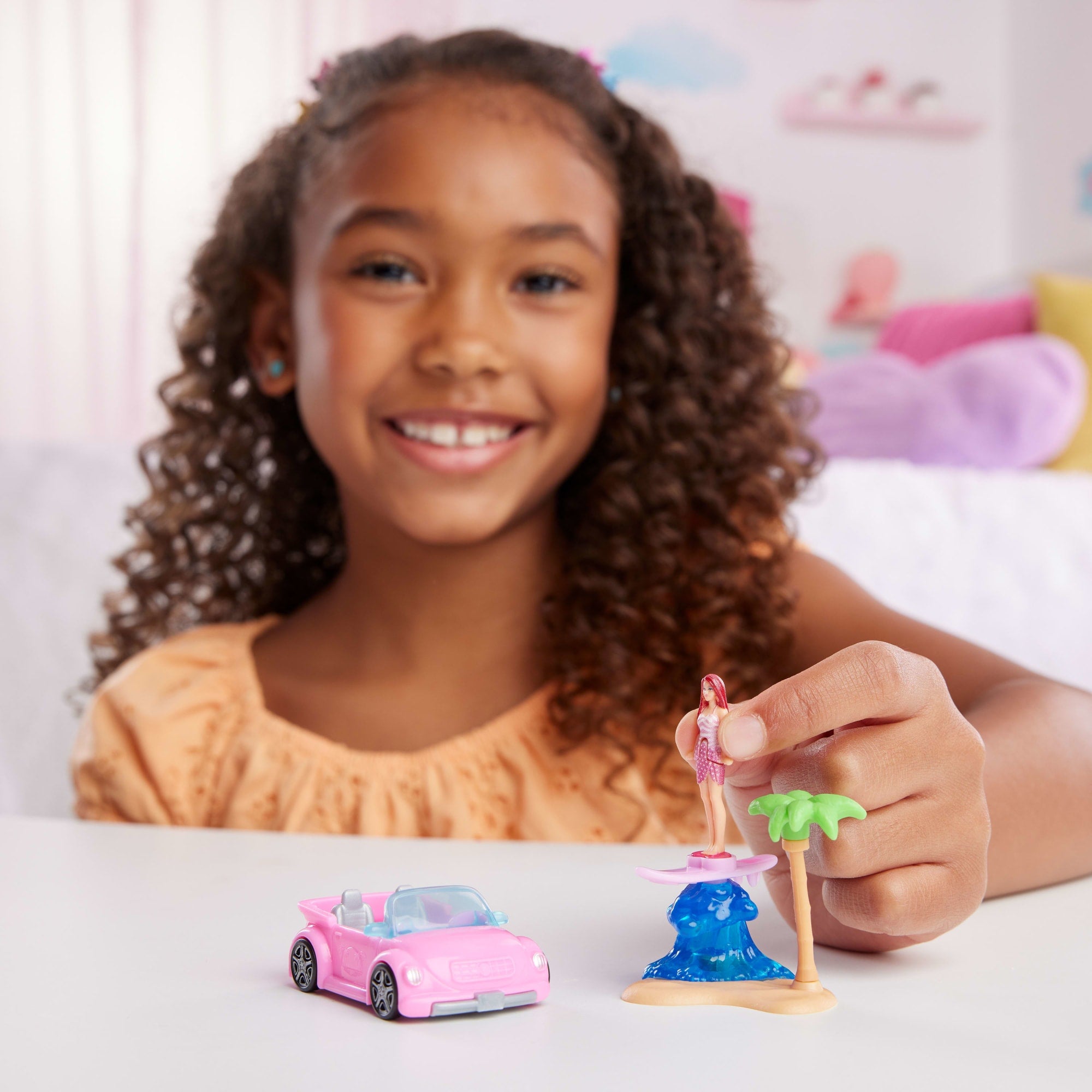 Barbie Mini BarbieLand Veículo para Boneca Conversível Rosa com Mini Boneca - Image 2